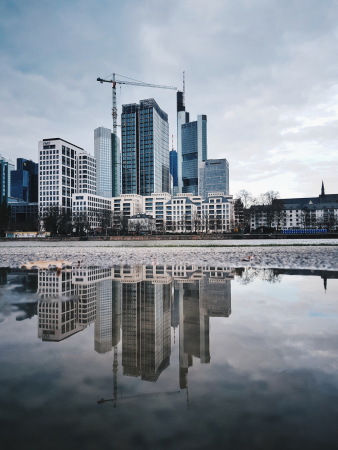 Gegner sehen in den Forderungen nach mehr Dichte in der Dsseldorfer Erklrung eine Deregulierung der Stadt. Hier: Blick auf das Bankenviertel in Frankfurt.