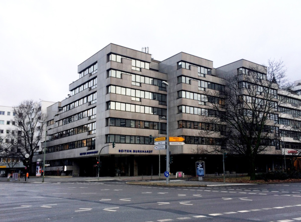 Das akutell stehende Gebude an der Kreuzung Kurfrsten- Ecke Schillstrae: Das Pressehaus Constanze.