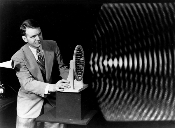 Mit Hilfe des fokussierenden Effekts einer akustischen Linse, einem winzigen Mikrofon und einer schwingenden Fluoreszenzrhre konnten Floyd K. Harvey (im Bild) und Winston E. Kock an den Bell Laboratories in einer Langzeitbelichtung Schallwellen fotografieren. Die Aufnahme ist rckseitig auf den 14. Juni 1950 datiert.