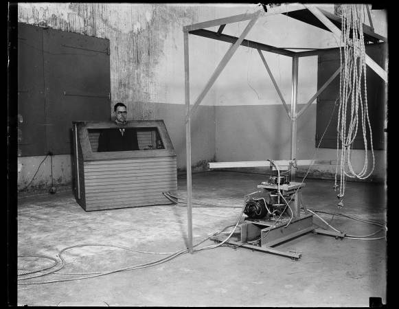 Das Gehr des Akustikers war bis 1930 wesentlicher Bestandteil der Versuchsanordnung  nicht aber sein Krper, der vom Hals an abwrts in einer Box isoliert wurde. Vivian L. Chrisler als  Mann in der Kiste im Messraum des National Bureau of Standards, Washington, D.C., um 1930.