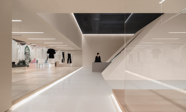 Rckwrtiges Ende der Pyramide mit Fenster zum Gang in der Mall