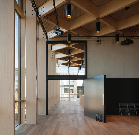 Die Decke im Innenbereich ist als diagonale Holzgitterstruktur ausgefhrt.