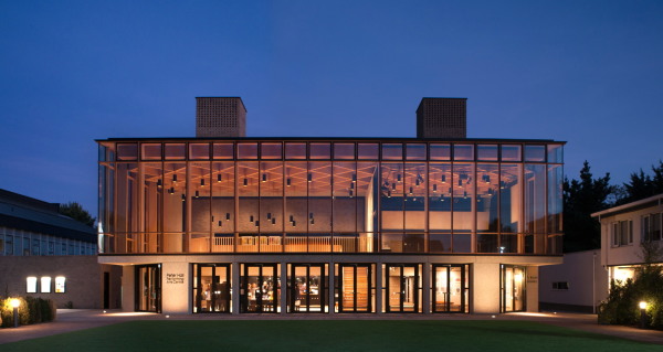 Mit Holz ausgekleideter Glaskasten  das Foyer des Performing Arts Centre in Cambridge.