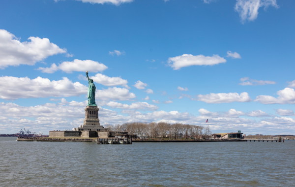 Liberty Island von der Fhre aus gesehen.