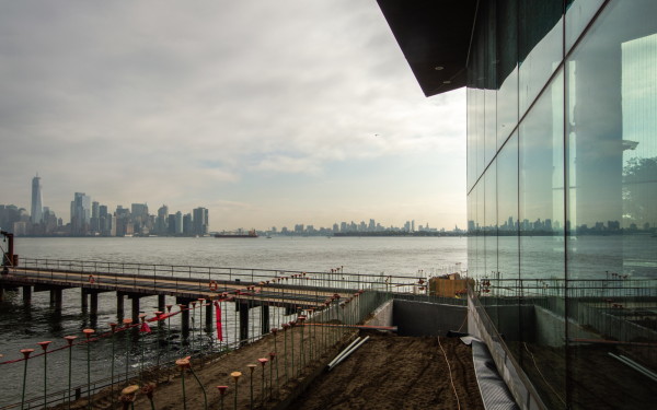 Das Baumaterial wurde ber einen extra angelegten Pier auf die Insel gebracht.