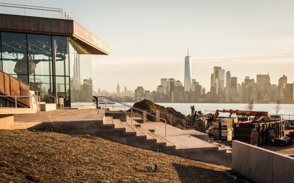 Die Baustelle im Abendlicht.