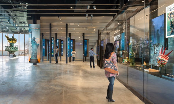 Im Gegensatz zum alten Museum, das in einem ehemaligen Gebude von Fort Wood untergebracht war ...