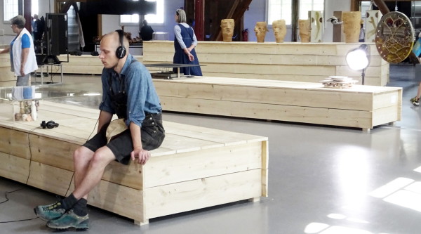 Besucher beim Betrachten der Arbeit The People's Detox von Jenna Bliss, 2018