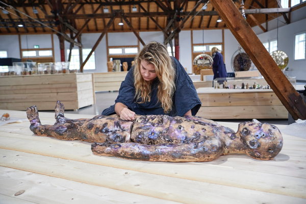 Mariechen Danz mit ihrem Werk Womb Tomb (worry scrolls), 2018