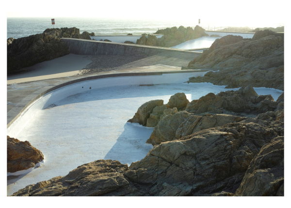 Aus dem Buch �lvaro Siza: Piscina na Praia de Le�a � a pool on the beach
