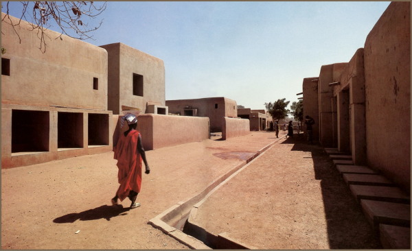 Die Hauptachse auf der Anlage des medizinischen Zentrums in Mopti. Die abgerundeten Kanten an Wnden und ffnungen sind ein Leitmotiv und einer traditionellen Lehmbauweise in Mali entlehnt.