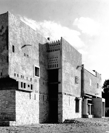 Fr seinen Neubau des Hotel des postes in Ghardaia (1966/67) erforschte und entdeckte Ravreau lokale Bautechniken.