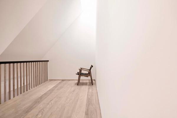 Die Galerie im zweiten Obergeschoss bekommt durch ein Oberlicht Tageslicht.