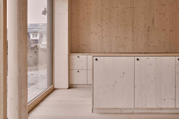 Die Einbaumbel der Kche sind aus dem selben Holz gefertigt wie die Wandverkleidungen.