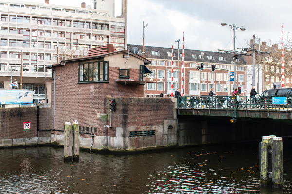 Zimmer 309: Overtoomsesluis, Overtoom. Klappbrcke, Baujahr 1947, Architekt P.L. Kramer.