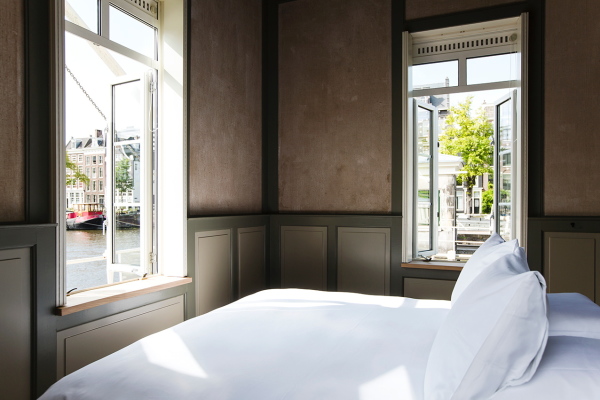 Zimmer 206: Amstelschutssluis in der Amstel mit Blick auf die Magere Brug. Schleuse, Baujahr 1673, Architekt Joannes Hudde.