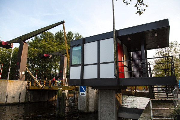 Zimmer 310: Theophile de Bockbrug, Sloterkade. Zugbrcke, Baujahr 1974, Architekt Dirk Sterenberg.