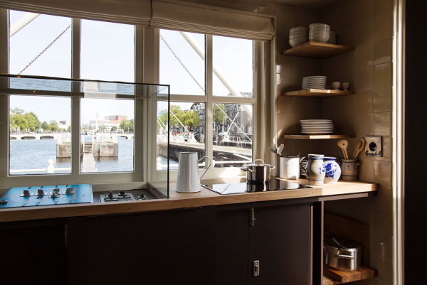 Zimmer 206: Amstelschutssluis in der Amstel mit Blick auf die Magere Brug. Schleuse, Baujahr 1673, Architekt Joannes Hudde.