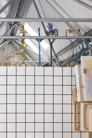 Der Dachstuhl besteht aus Elementen eines Baugerstes.