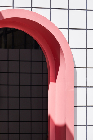 Die Rundbogentre stammt aus dem Fundus des Knstlers.