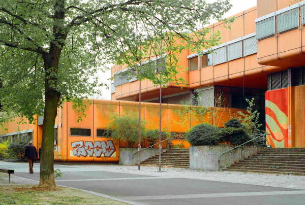 Heutiger Zustand des Eingangsbereichs an der Swinemünder Straße mit der ehemaligen Stadtbibliothek