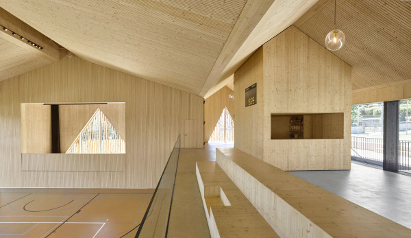 Mehrzweckhalle in Le Vaud von Localarchitecture