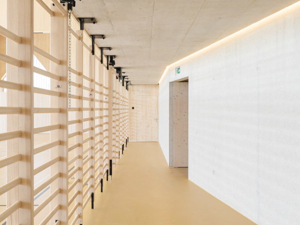 Mehrzweckhalle in Le Vaud von Localarchitecture