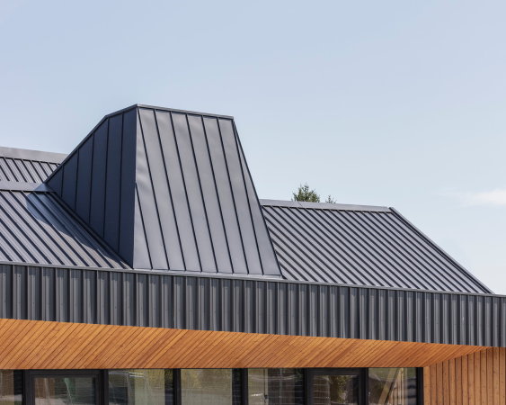 Mehrzweckhalle in Le Vaud von Localarchitecture