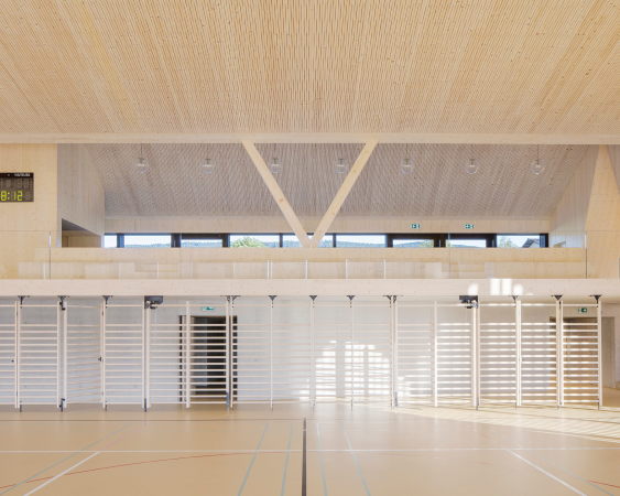 Mehrzweckhalle in Le Vaud von Localarchitecture