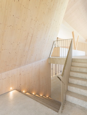 Mehrzweckhalle in Le Vaud von Localarchitecture