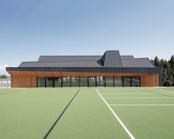 Mehrzweckhalle in Le Vaud von Localarchitecture