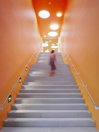 Die Treppe fhrt hoch in den Lehrer*innenbereich und zu den Fachrumen.