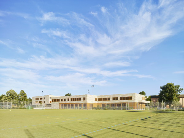 Der Blick zurck vom Sportplatz