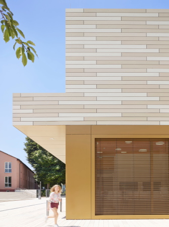 Blick vom Neubau auf ein Bestandsgebude