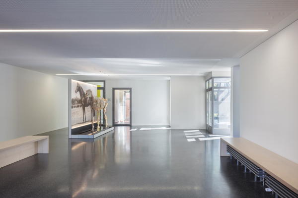 Das Foyer der Klinik mit eindeutigem Exponat.