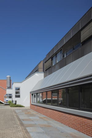 Sanierte Pferdeklinik in Berlin von Huber Staudt Architekten