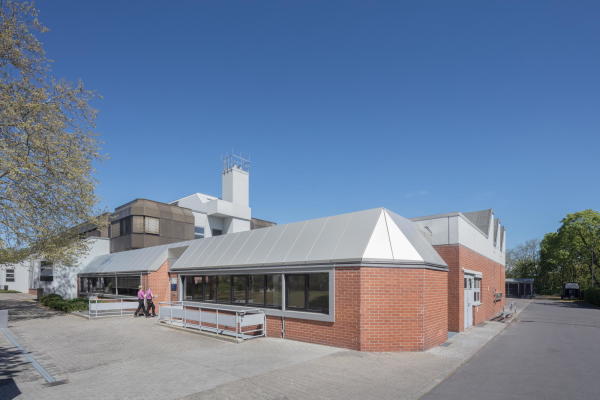 Sanierte Pferdeklinik in Berlin von Huber Staudt Architekten