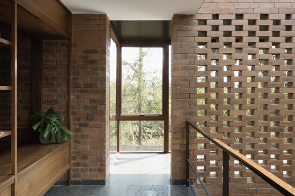 Hangeformte Ziegel geben ein lebendiges Mauerwerk.