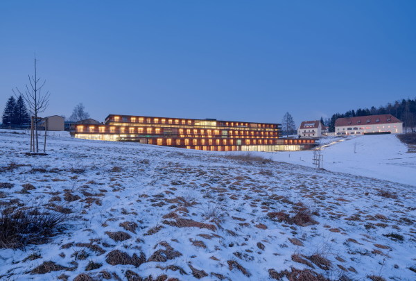 Anerkennung Kategorie Auer Landes: Gesundheitseinrichtung Josefhof, Graz; Bauherr: VAEB Versicherungsanstalt fr Eisenbahnen + Bergbau; Planung: Dietger Wissounig Architekten, Graz; Ausfhrung: Kaufmann Bausysteme, Reuthe