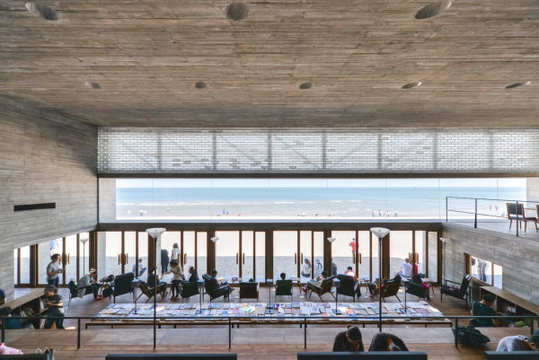 Blick aufs Meer aus der Bibliothek von Vector Architects in Beidaihe, Hebei
