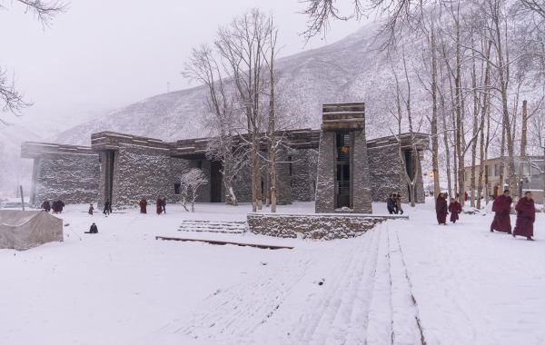 Jianamani Besucherzentrum von TeamMinus in Yushu, Qinghai