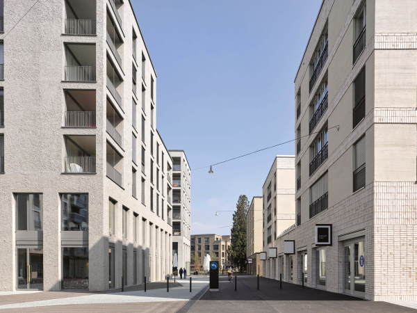 Blick die Aeschbachpromenade hinunter ins Quartier hinein. LinksWohnhuser von KCAP, Gmr und Gschwentner rechts.