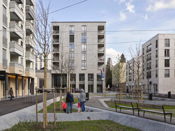 Der Torfeldplatz ist der Eingang zum Quartier zum Bahnhof hin. Er bietet Versickerungsflchen fr etwaige Hochwasser, aber ansonsten?