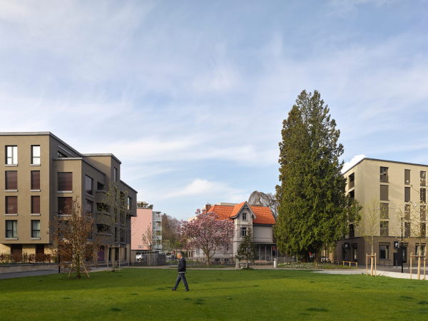 Der Oehlerpark mit Blick auf die Villa Oehler Richtung Westen.
