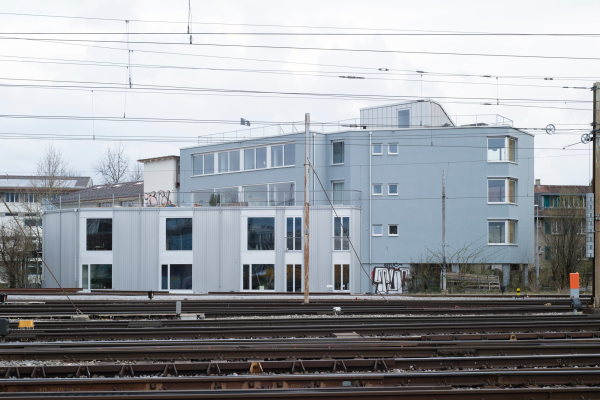 Mit Verkehrsanschluss: Das Wohn- und Atelierhaus grenzt direkt an den Schienenstrang des Berner Hauptbahnhofs an.