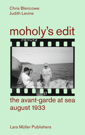 Bild vom Bildermachen auf dem Cover: Carlo Hubachers Schnappschuss zeigt Lsl Moholy-Nagy beim Filmen eines Maultiertreibers auf der Insel Afros.