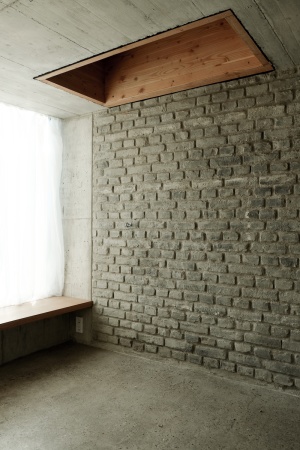 Die Materialien sind rau und sichtbar, die meisten Einbauten hat Wolfgang Zeh selbst gemacht.