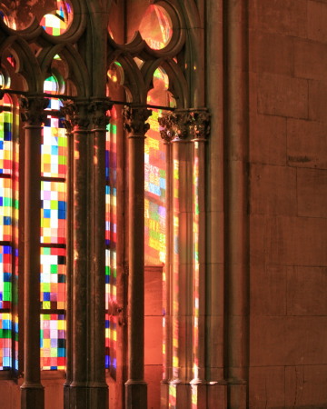 Kln: Im sogenannten Richterfenster verbinden sich im Klner Dom moderne Glaskunst nach dem Entwurf des Künstlers Gerhard Richter mit den Meisterleistungen des gotischen Mawerks.