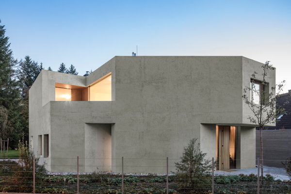 Monolithische Villa samt Gstehaus von Unterlandstttner Architekten