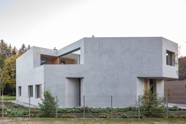 Monolithische Villa samt Gstehaus von Unterlandstttner Architekten